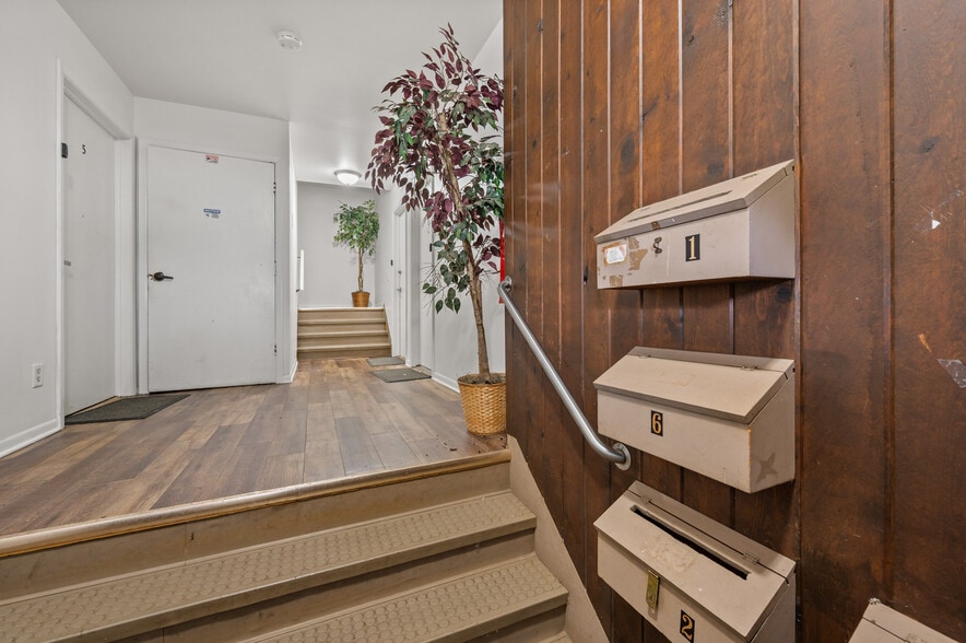 More Photos Of 304 Hankes Ave, Aurora Apartments For Sale