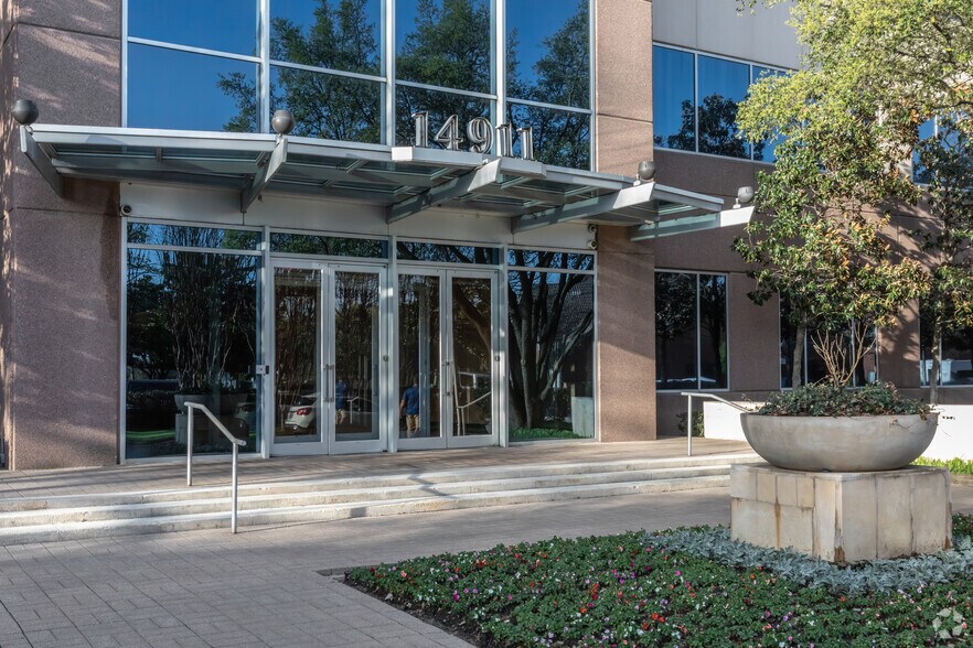 More Photos Of 14911 Quorum Dr, Addison Office For Lease