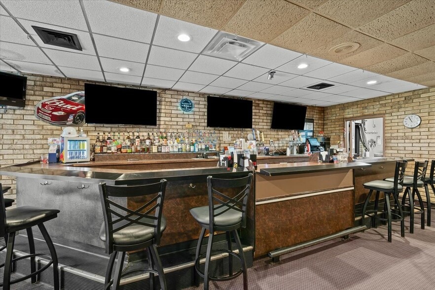 More Photos Of 2140 Fairway Dr, Davison Sports And Entertainment For Sale