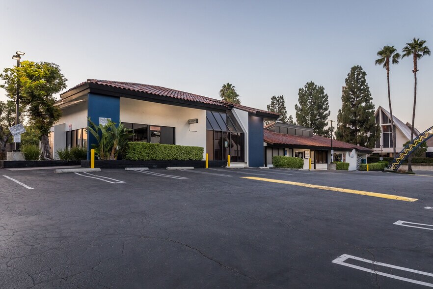 More Photos Of 20833-20861 Ventura Blvd, Woodland Hills Storefront Retail Office For Sale