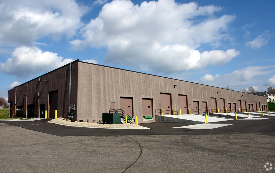 More Photos Of 670 E Travelers Trl E, Burnsville Showroom For Lease