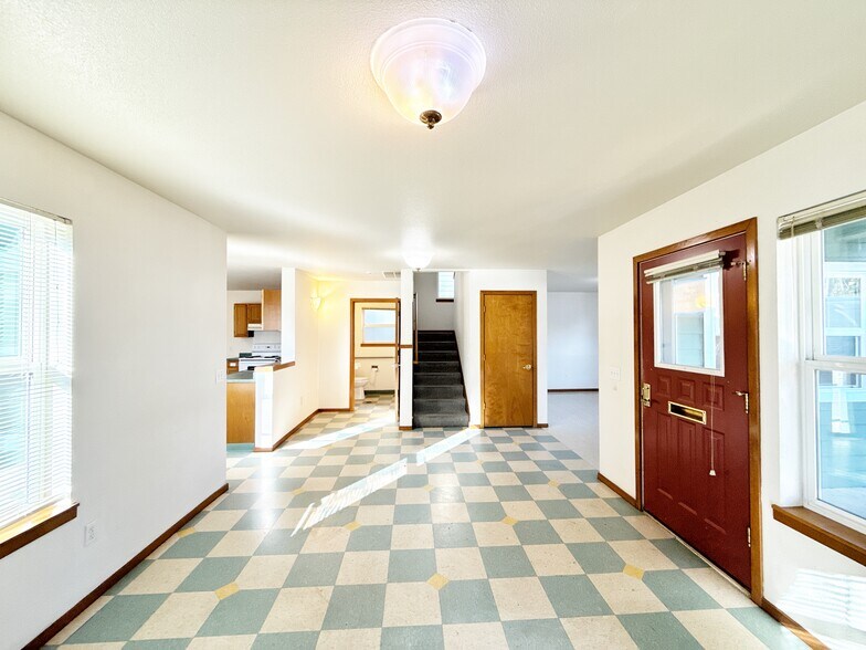 More Photos Of 217 NE 192nd Ave, Portland Flex For Sale