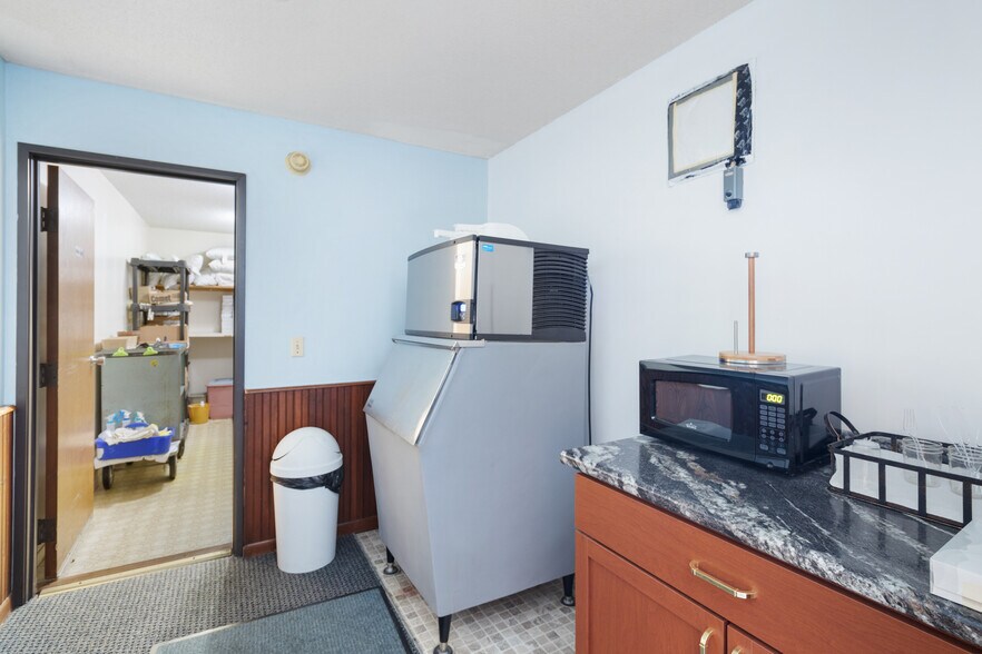 More Photos Of 4712 220th Trl, Amana Hotel For Sale