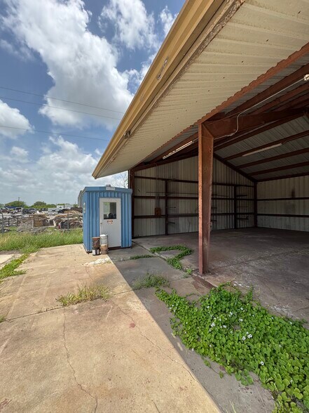 More Photos Of 2038 Saratoga Blvd, Corpus Christi Warehouse For Lease