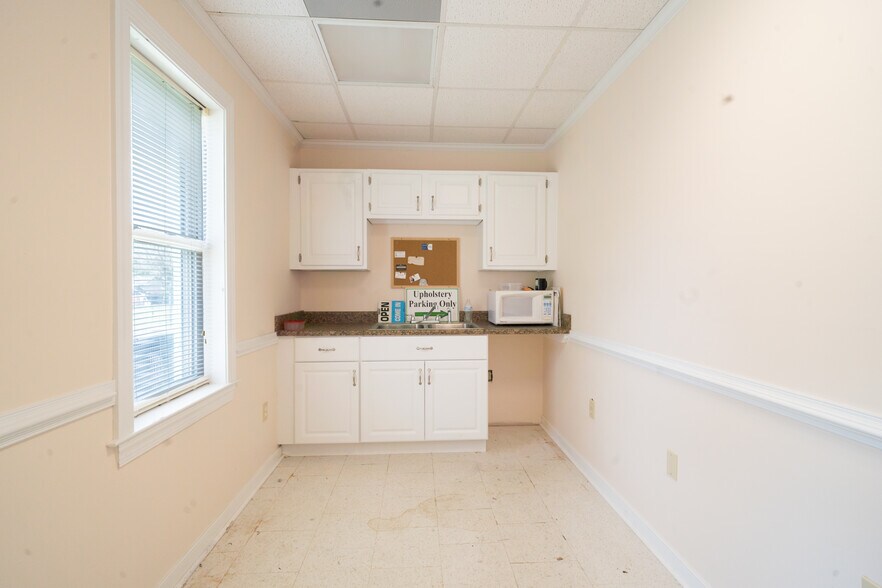 More Photos Of 220 Chesapeake Dr, White Stone Office For Sale