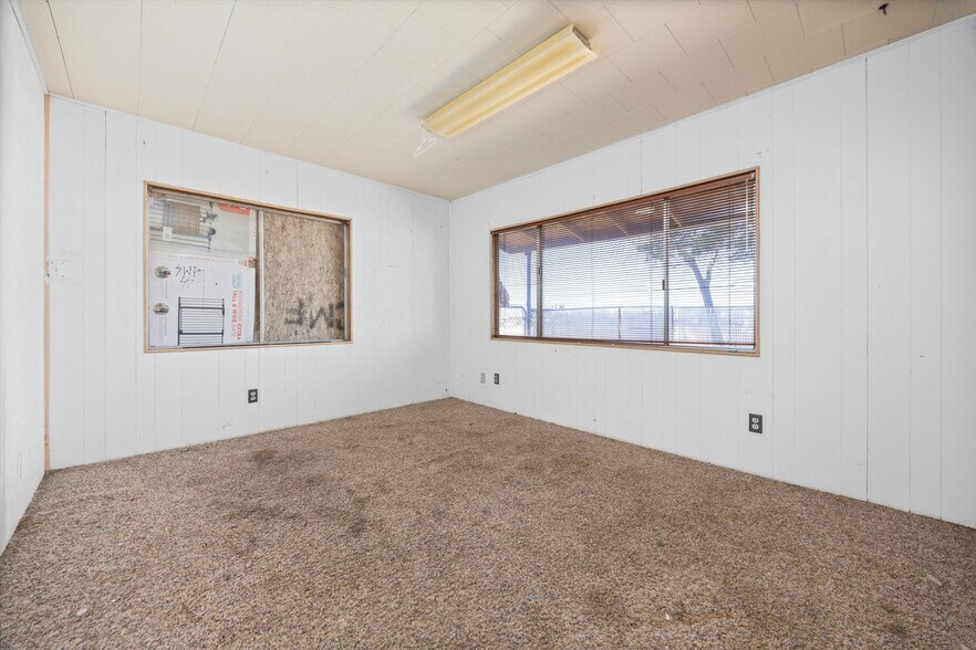 More Photos Of 523-529 Kristin st, Taft Flex For Sale