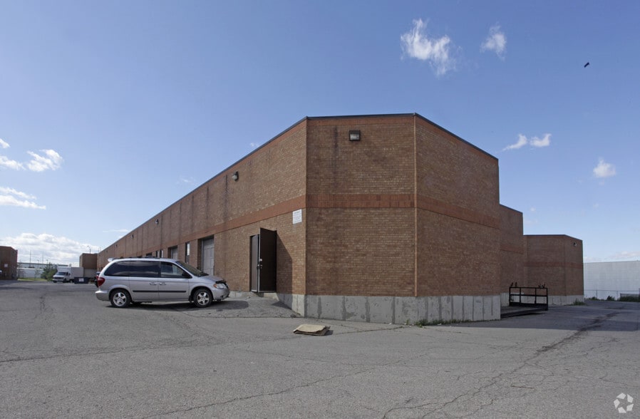 More Photos Of 428 Gibraltar Dr, Mississauga Warehouse For Lease