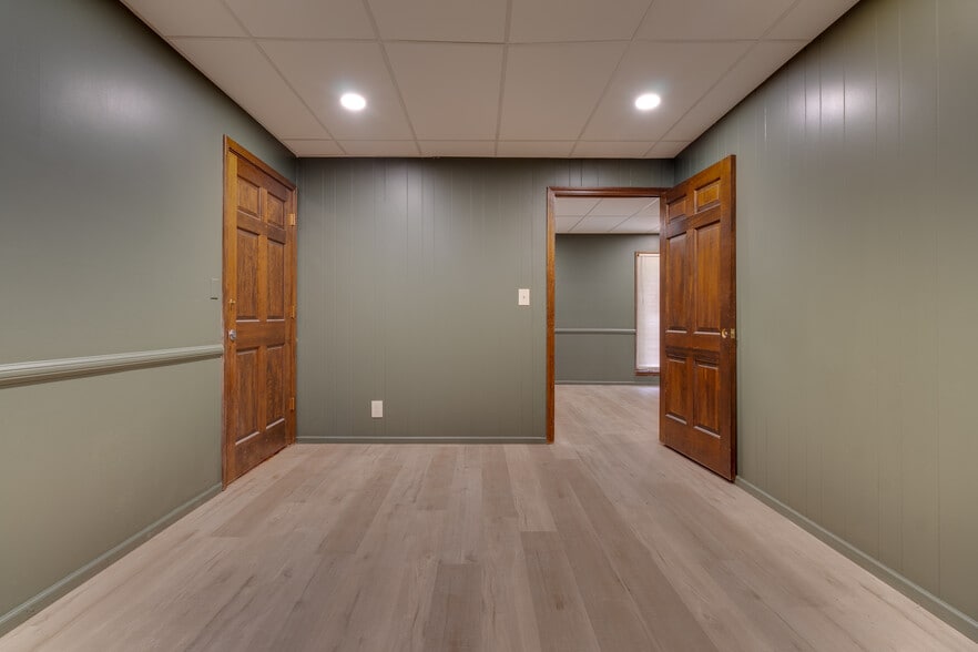 More Photos Of 601 Missouri St, Lawrence Office For Lease