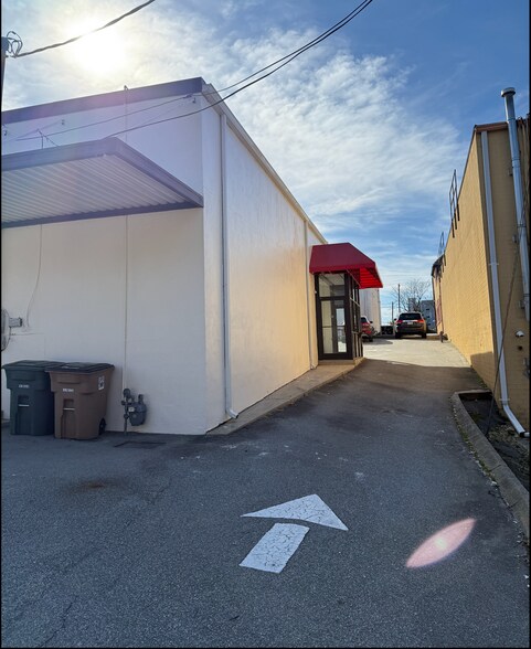 More Photos Of 1400 Sunset Dr, Greensboro Freestanding For Lease