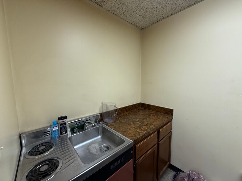 More Photos Of 135 Martin Ln, Elk Grove Village Warehouse For Sale