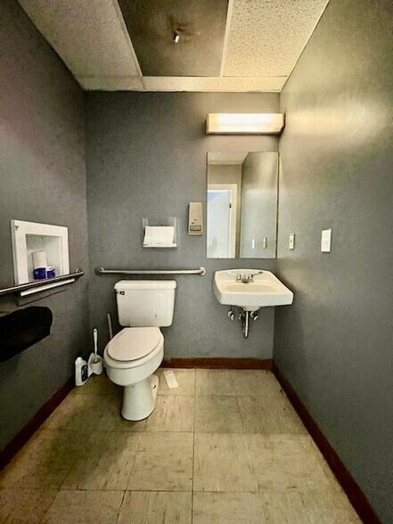 More Photos Of 140 Front Street, Newark Medical For Sale