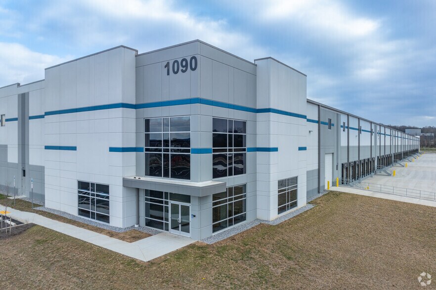 More Photos Of 1090 E Boundary Ave, York Distribution For Lease