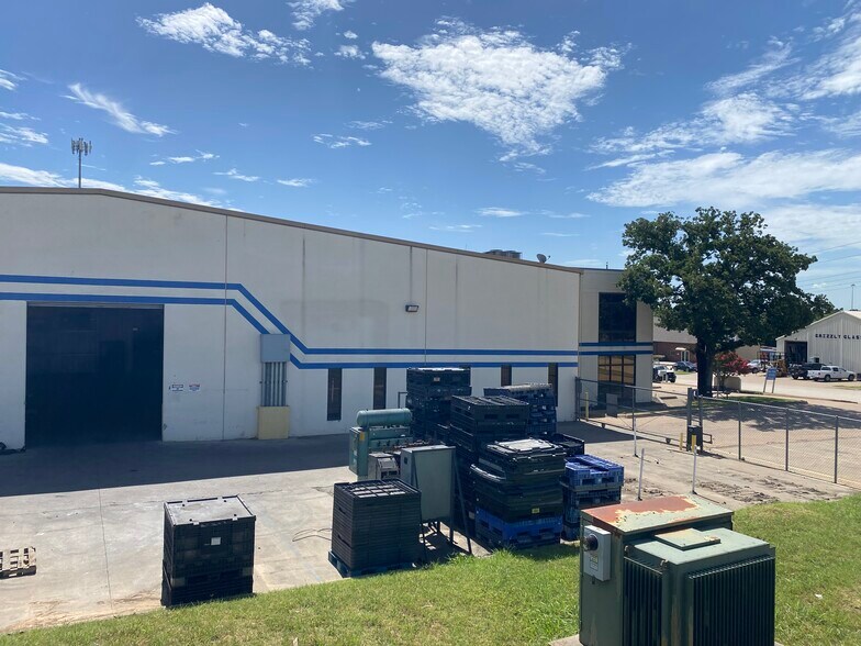 More Photos Of 695 Tower Dr, Kennedale Distribution For Lease