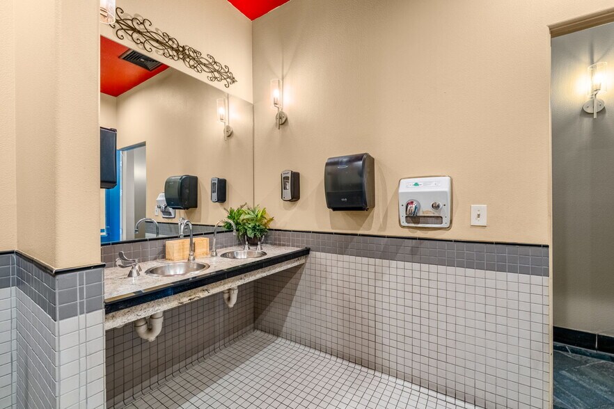 More Photos Of 701 E 2nd Ave, Durango Showroom For Lease