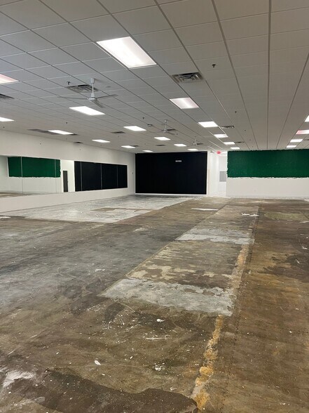 More Photos Of 5101-5125 S 36th St, Omaha Freestanding For Lease