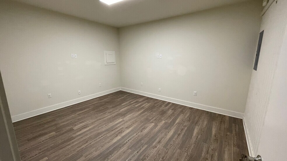 More Photos Of 1144 Pride Dr, New Braunfels Flex For Lease