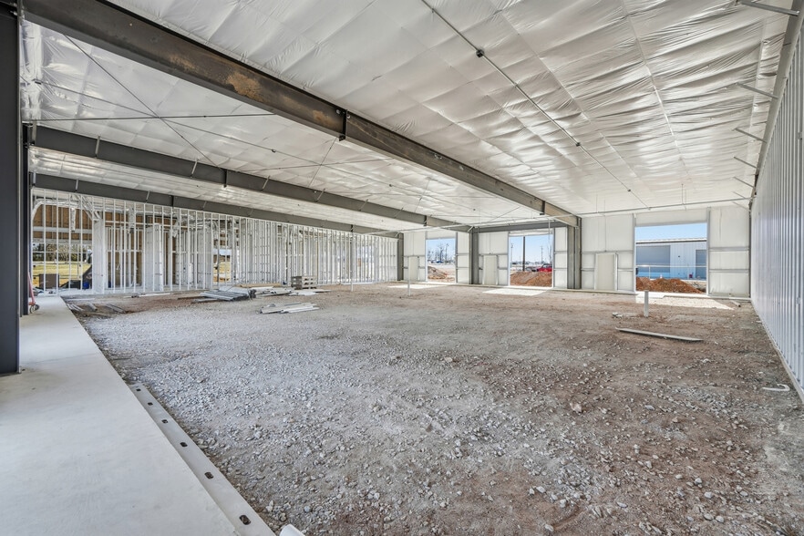 More Photos Of 2420 S 8th St, Rogers Flex For Lease