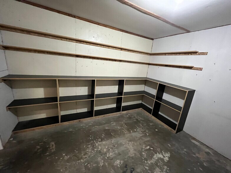 More Photos Of 1710 Antelope Rd, White City Warehouse For Lease