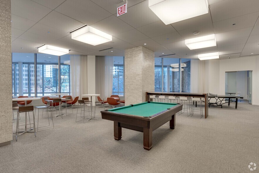 More Photos Of 311 S Wacker Dr, Chicago Office For Lease