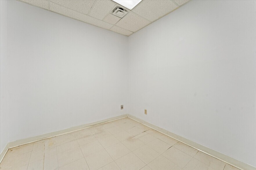 More Photos Of 711 Pelissier St, Windsor Office For Sale