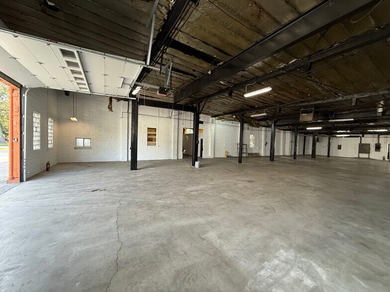 More Photos Of 65 E Pierce St, Whitestown Warehouse For Lease