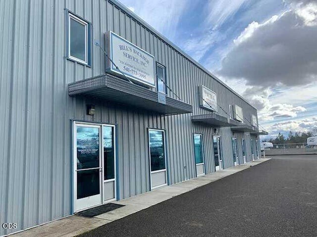 More Photos Of 652 W Dutton Rd, Eagle Point Industrial For Lease