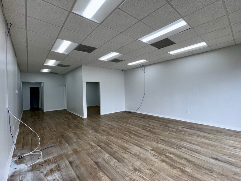 More Photos Of 1410 Commerce Blvd, Sarasota Flex For Lease