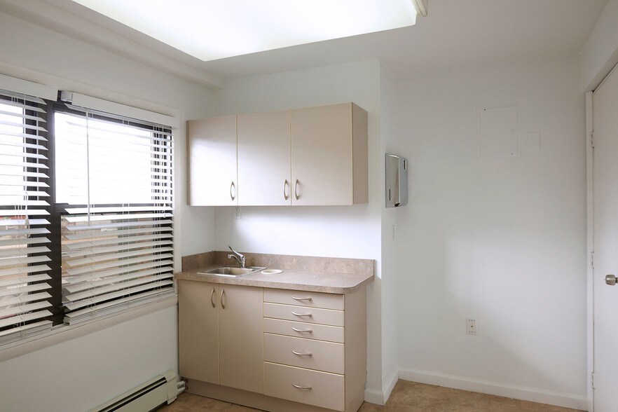 More Photos Of 1730 Central Park Ave, Yonkers Medical For Lease