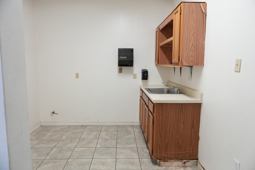 More Photos Of 501 Industrial Dr, Richardson Warehouse For Lease