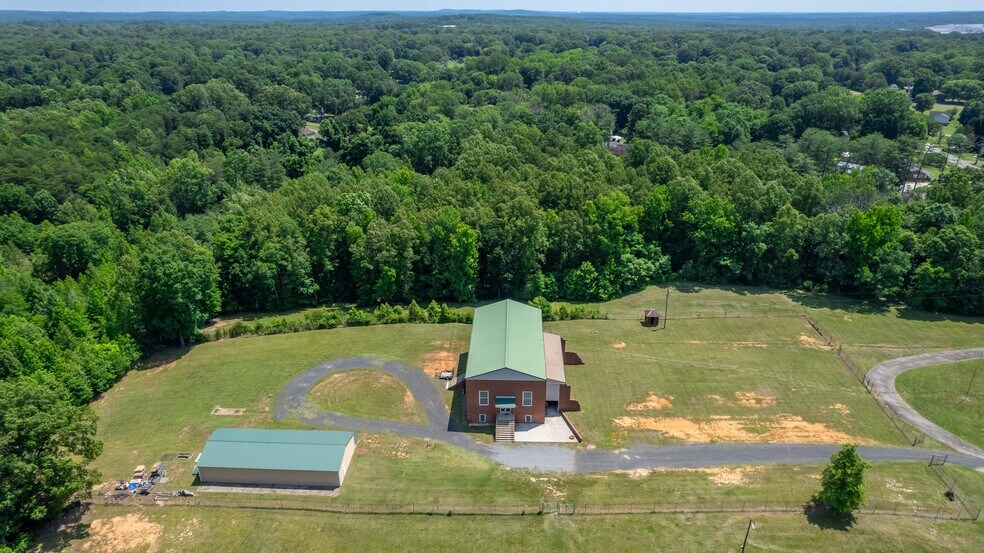 More Photos Of 217 E Aiken Rd, Eden Showroom For Lease