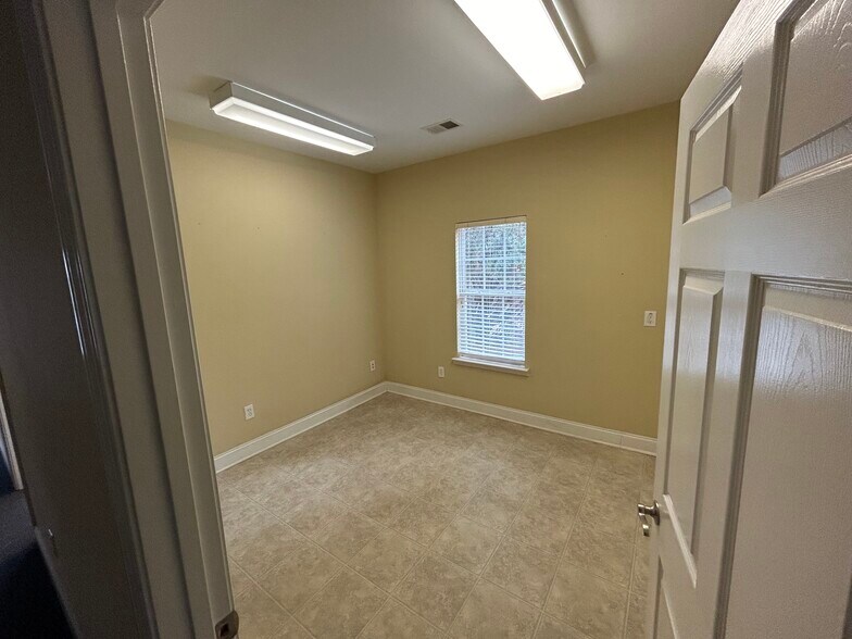 More Photos Of 200-204 River Park North Dr, Woodstock Medical For Sale