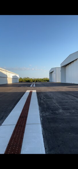 More Photos Of 2006 Mainsail, Naples Airplane Hangar For Lease