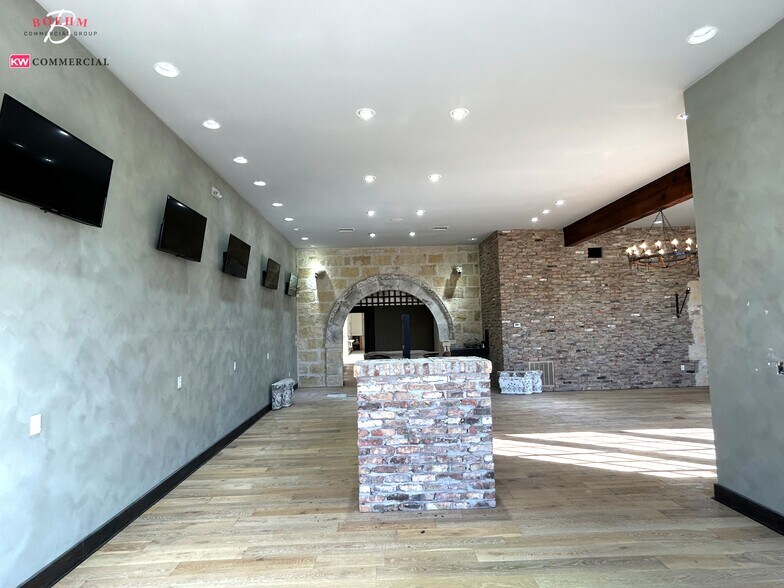 More Photos Of 626 High St, Comfort Storefront For Sale