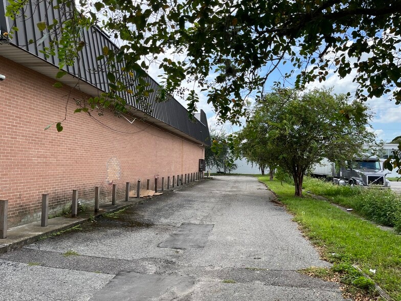 More Photos Of 5243 Normandy Blvd, Jacksonville Storefront For Sale
