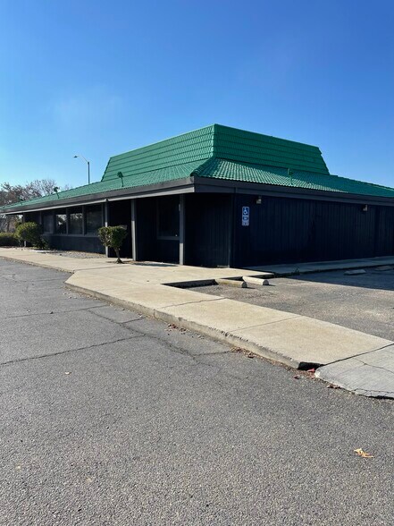 More Photos Of 125 Shaw Ave, Clovis Freestanding For Sale