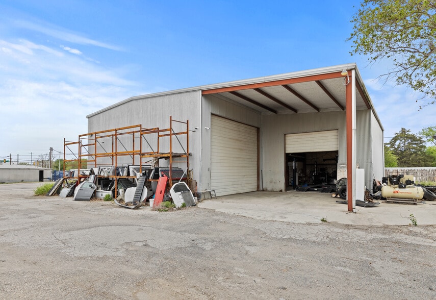 More Photos Of 955 W Kingsbury St, Seguin Auto Repair For Sale
