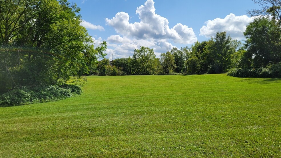 More Photos Of 427 N Steer St, Addison Hospital For Sale