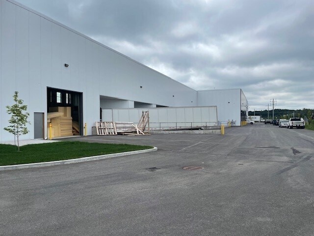 More Photos Of 3300 Av De La Gare, Mascouche Distribution For Lease
