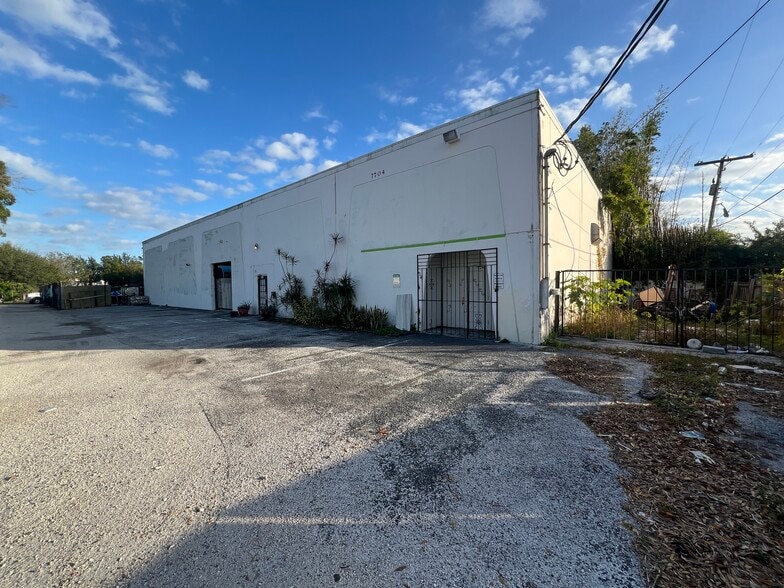 Primary Photo Of 7704 W Hillsborough Ave, Tampa Warehouse For Lease