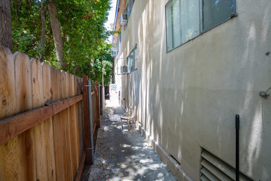 More Photos Of 720 S Plymouth Blvd, Los Angeles Apartments For Sale