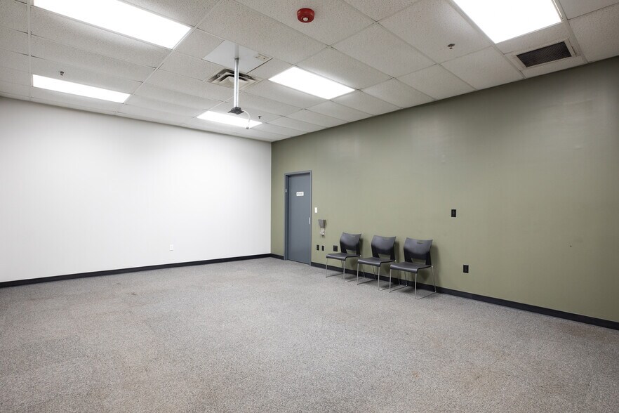 More Photos Of 11401 N Congress Ave, Kansas City Manufacturing For Lease