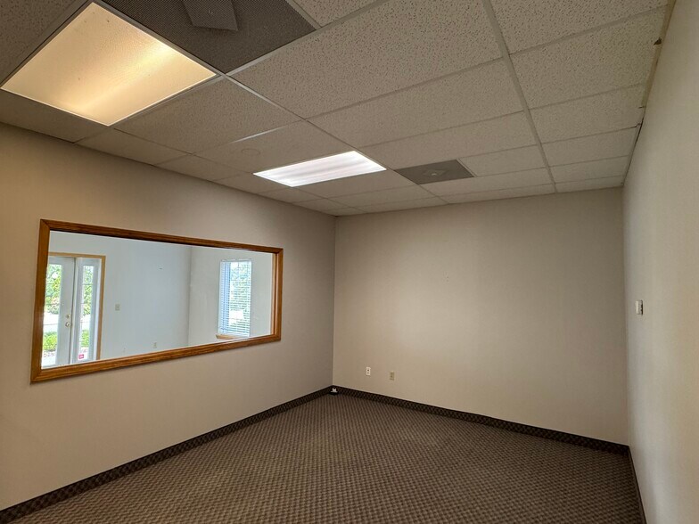 More Photos Of 1604 NW Mock Ave, Blue Springs Medical For Lease