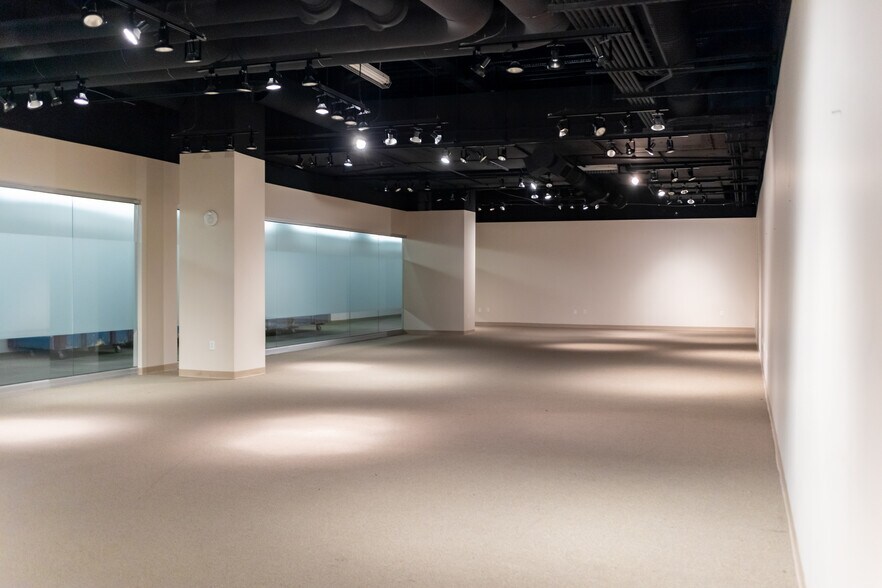 More Photos Of 495 S Grand Central Pky, Las Vegas Showroom For Lease