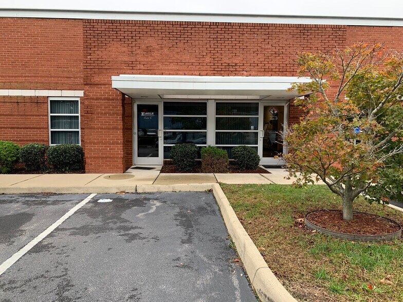 More Photos Of 2503 58th St, Hampton Light Distribution For Lease