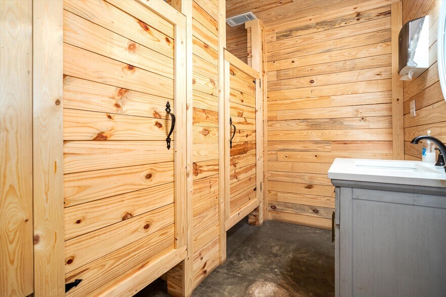 More Photos Of 2508 US-69, Lufkin Lodge Meeting Hall For Sale