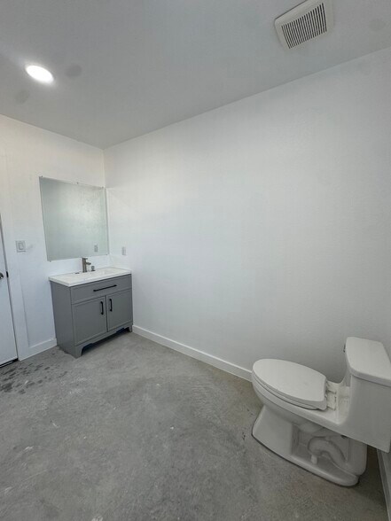 More Photos Of 1100 County Road 108, Hutto Warehouse For Lease