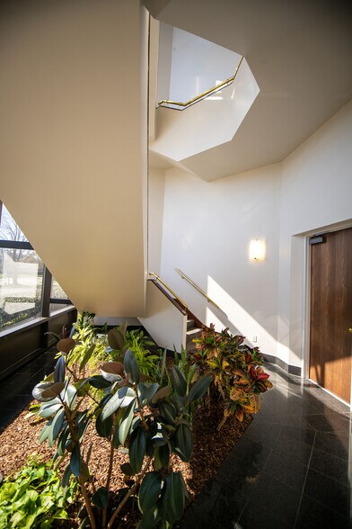 More Photos Of 5121 Maryland Way, Brentwood Office For Sale