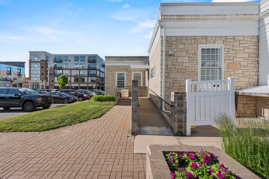 More Photos Of 416 George St, De Pere Office For Sale
