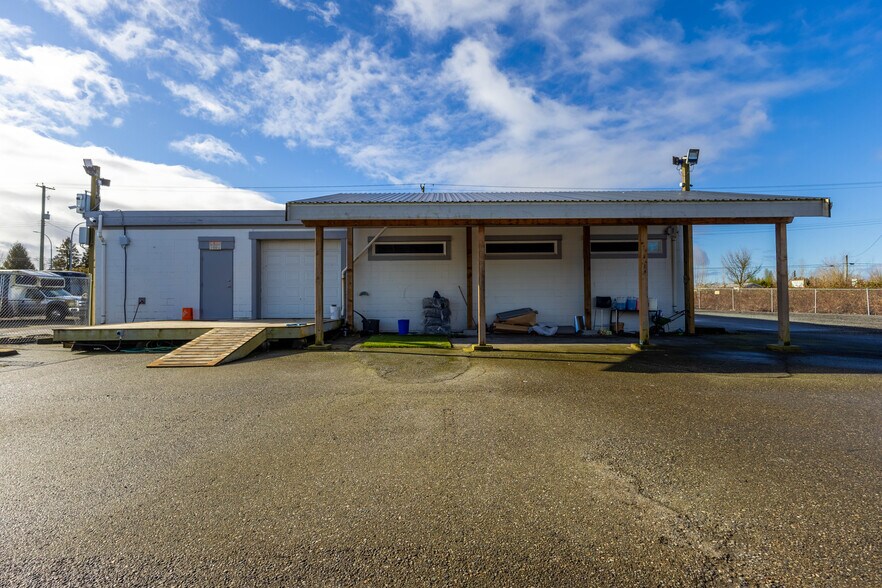 More Photos Of 22867 Fraser Hwy, Langley General Retail For Lease