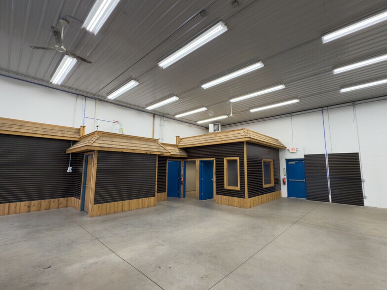 More Photos Of 406 Rt-104, Ontario Freestanding For Lease
